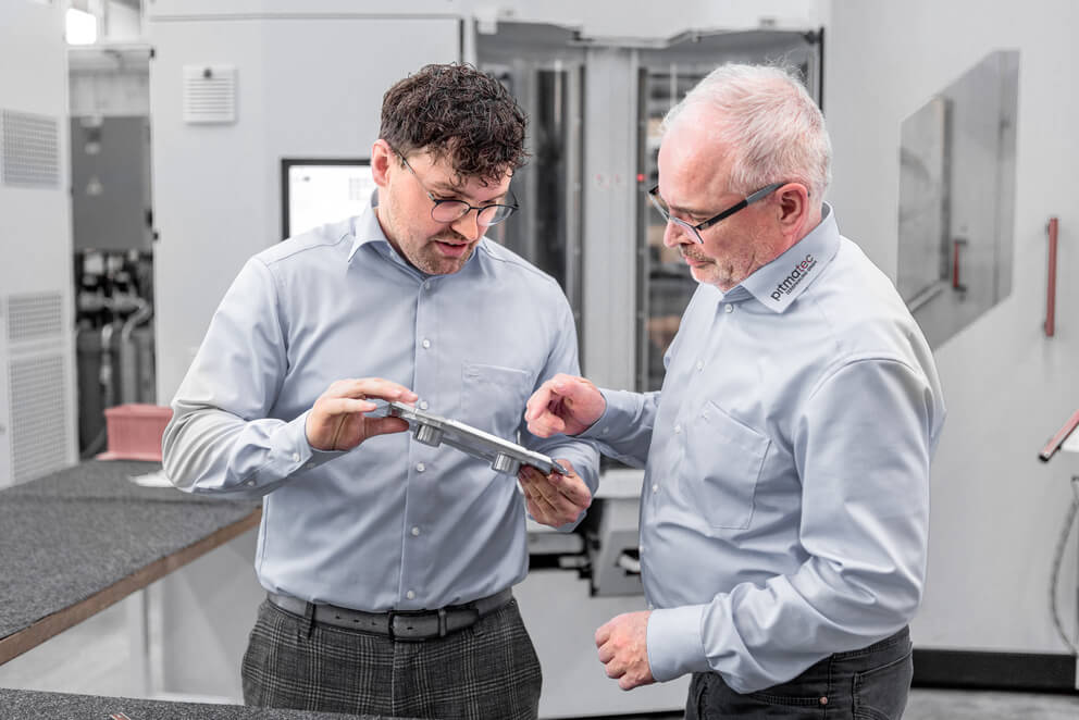 Detlef und David Pitan im Gespräch über ein Bauteil